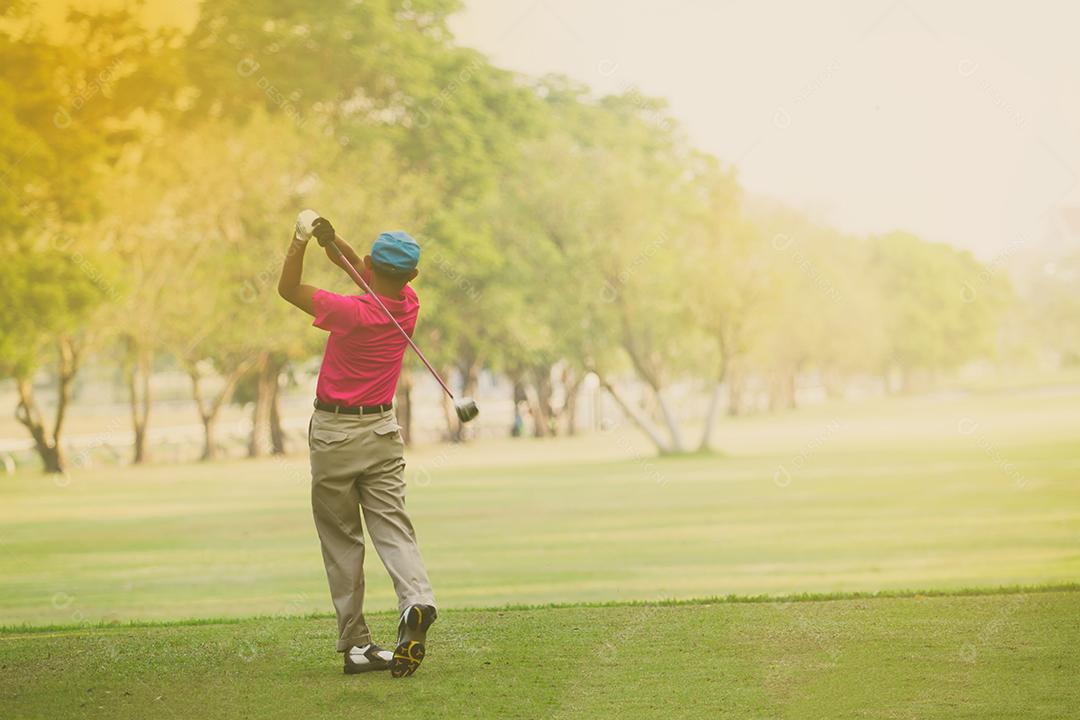 Golfistas asiáticos varrem e mantêm o campo de golfe no verão para relaxar, foco suave e embaçado