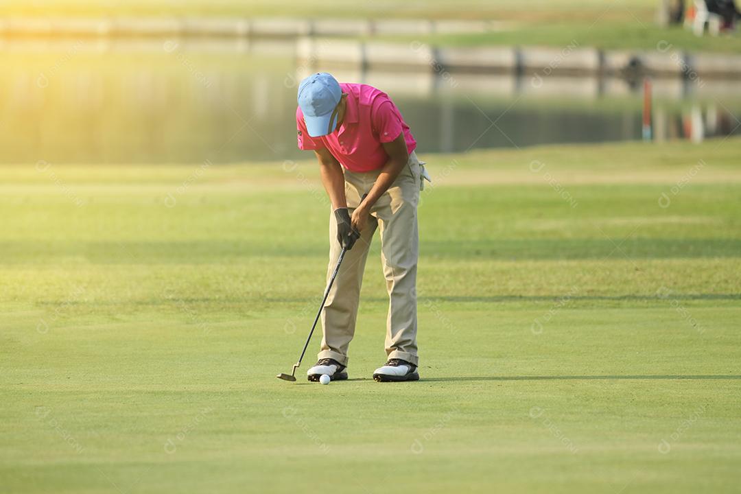 Golfistas asiáticos varrem e mantêm o campo de golfe no verão para relaxar, foco suave e embaçado