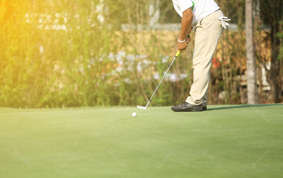 Golfistas asiáticos varrem e mantêm o campo de golfe no verão para relaxar, foco suave e embaçado
