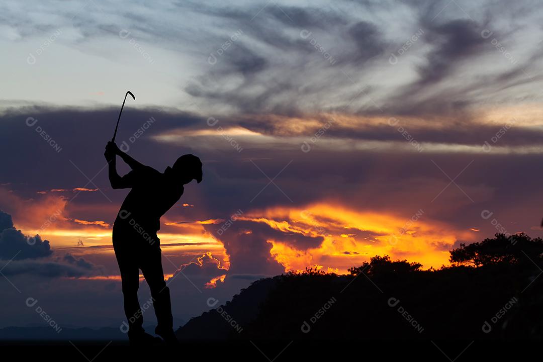 silhueta de jogadores de golfe acertam a varredura e mantêm o campo de golfe no verão para relaxar