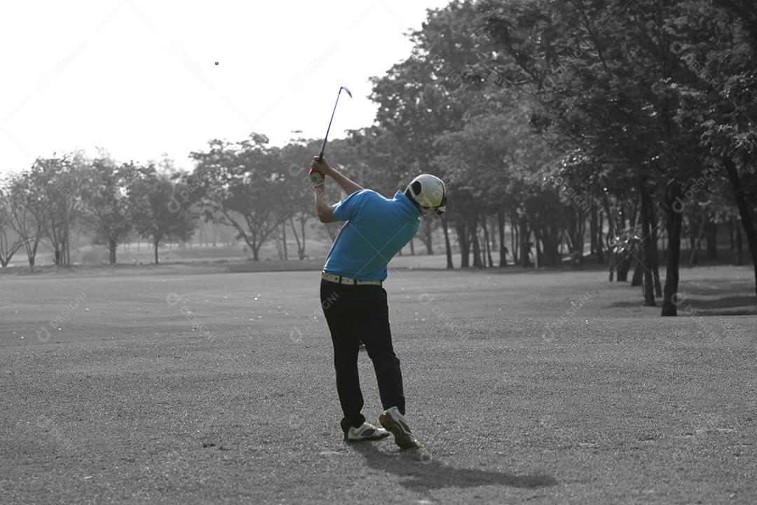 Jogadores de golfe acertam a varredura e mantêm o campo de golfe no verão para relaxar
