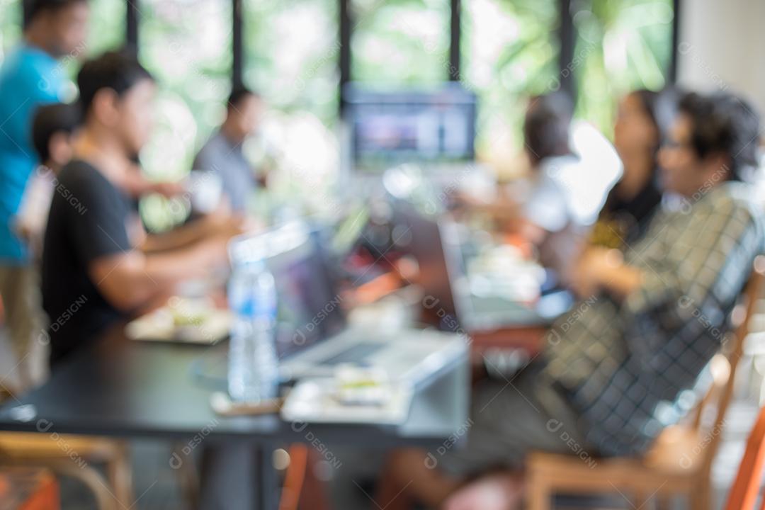 empresários reunidos no escritório em desfocado para segundo plano