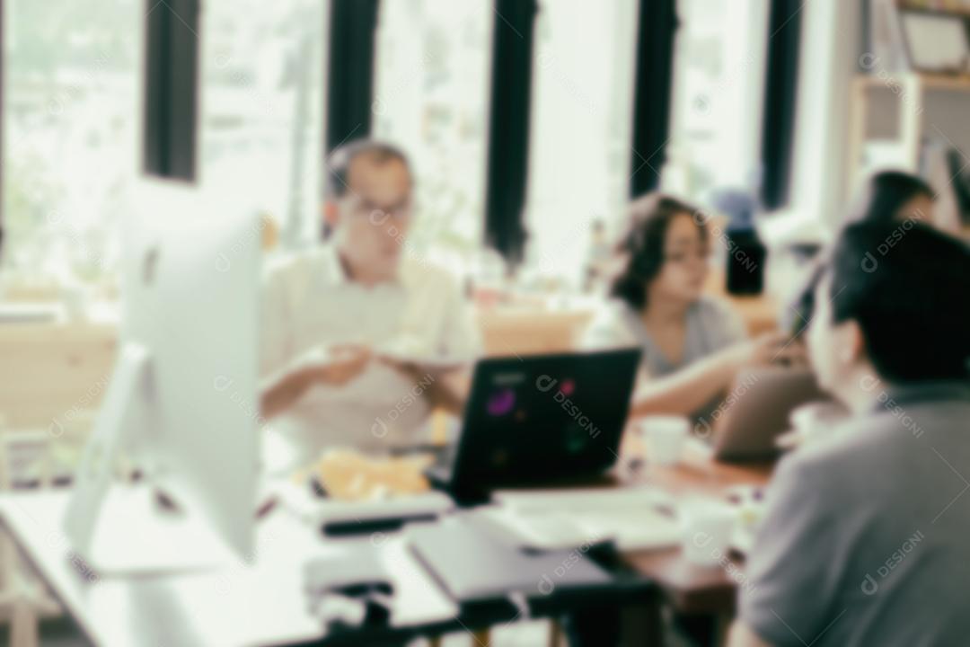 empresários reunidos no escritório em desfocado para segundo plano