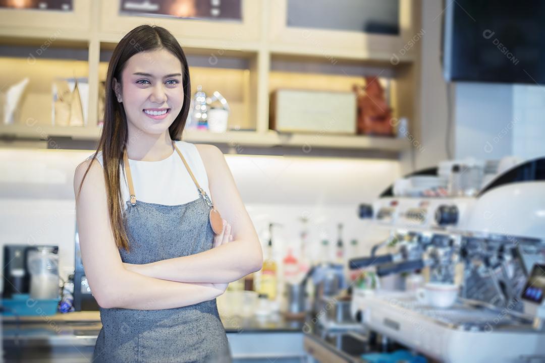 Mulheres asiáticas Barista sorrindo e usando máquina de café no balcão da cafeteria - Mulher trabalhadora, proprietária de pequenas empresas, comida e bebida conceito de café