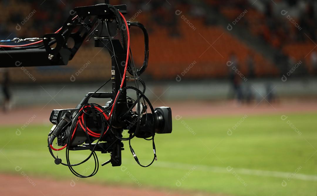 Foco suave e embaçado de cinegrafista profissional e operador de câmera de vídeo trabalhando com seu equipamento profissional