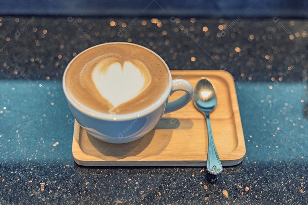 Xícara de café cappuccino na mesa de madeira, vintage