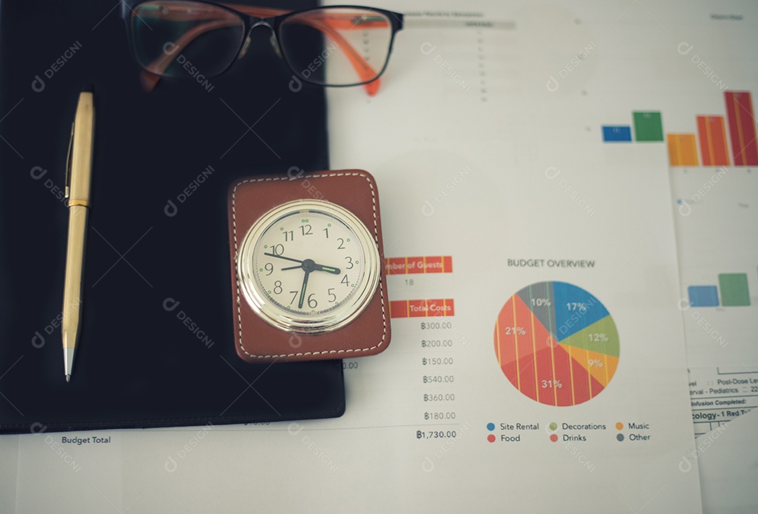 Conceito de negócios de gráficos de trabalho e análise de escritório