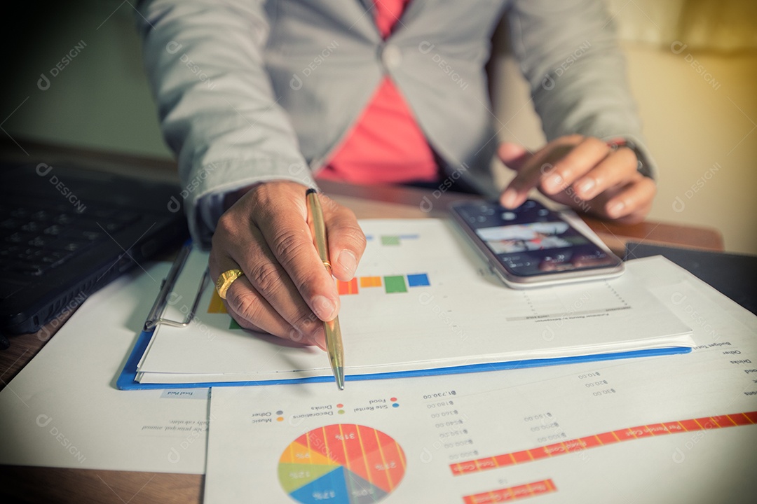 Homem de negócios trabalhando e análise de gráficos no escritório