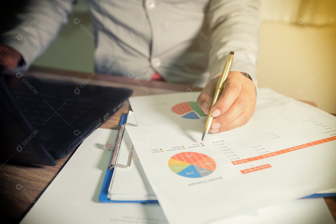 Homem de negócios trabalhando e análise de gráficos no escritório