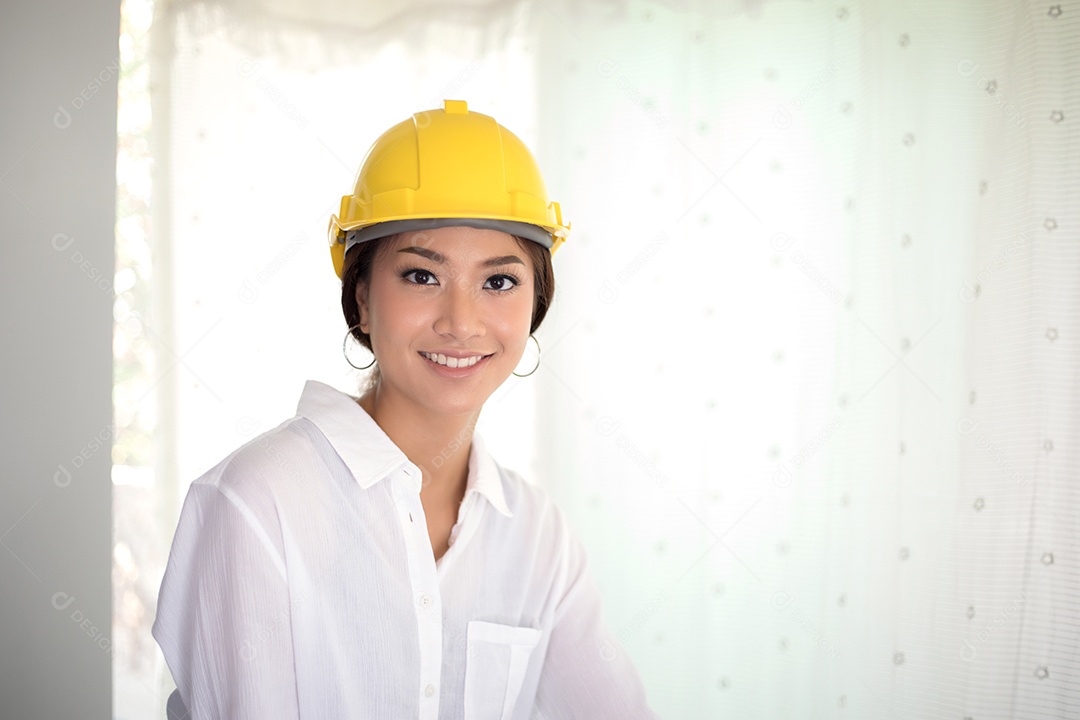 Mulher asiática engenharia sorrindo e trabalhando no escritório
