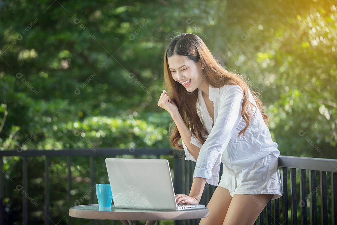 Mulher de negócios asiáticos se arma para o trabalho de sucesso de celebração, conceito de sucesso