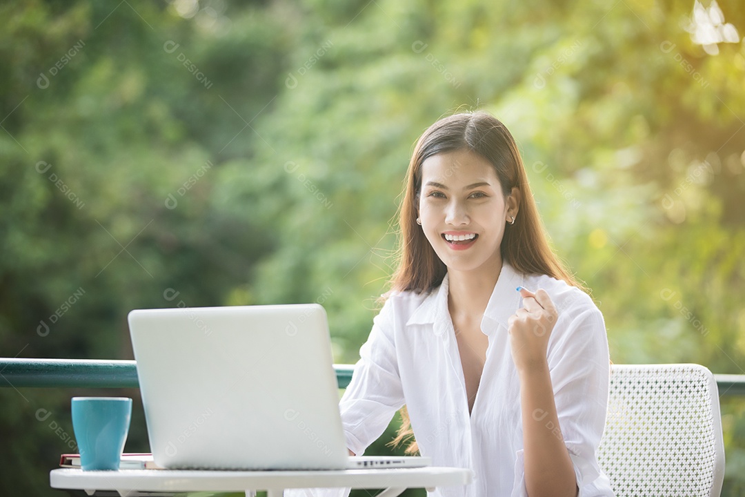 Mulher de negócios asiáticos se arma para o trabalho de sucesso de celebração, conceito de sucesso
