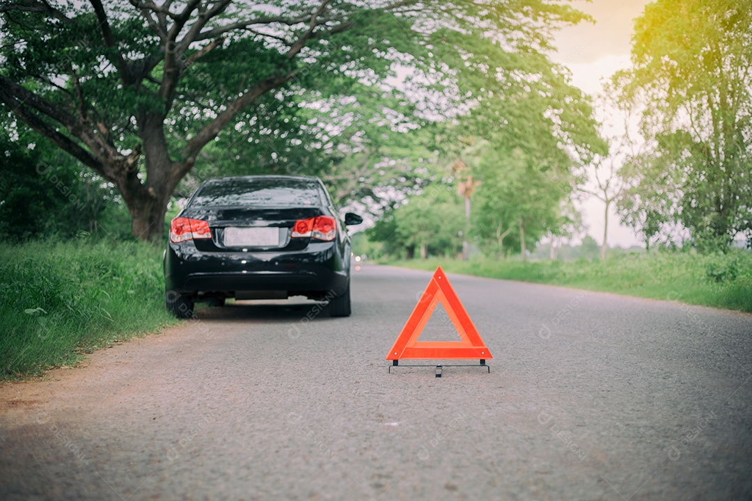 Carro com triângulo vermelho de um carro na estrada