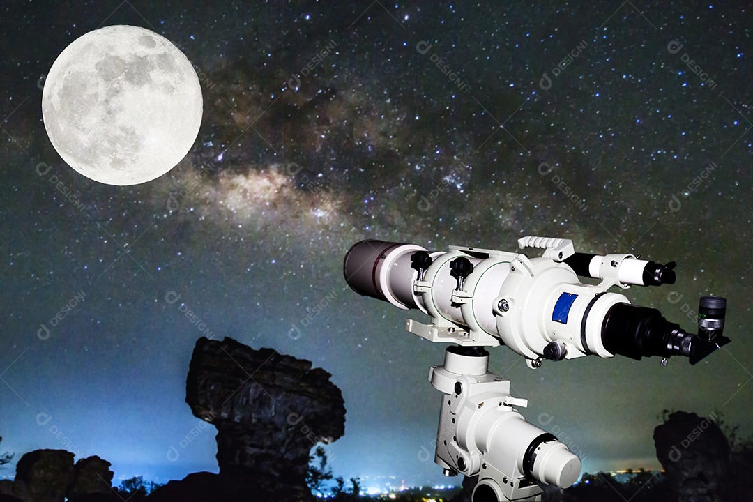 Telescópio observando a Via Láctea e a Lua Cheia na noite escura na Tailândia