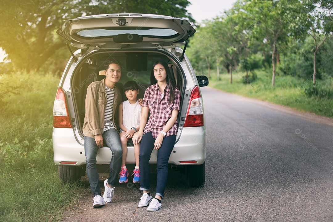 menina feliz com família asiática sentado no carro para desfrutar de viagem e férias de verão