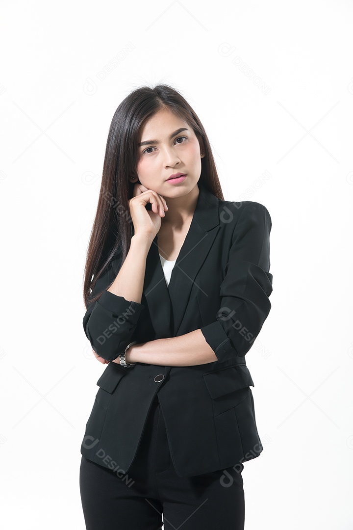 Mulher  de negócios asiáticos estão pensando em criar novos empregos e estão sorrindo e trabalhando felizes em fundo branco