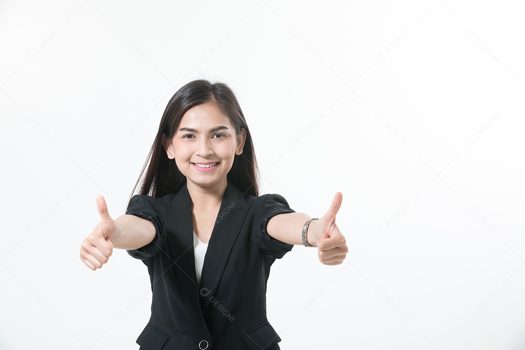 Mulher de negócios asiáticos estão pensando em criar novos empregos e estão sorrindo e trabalhando felizes em fundo branco