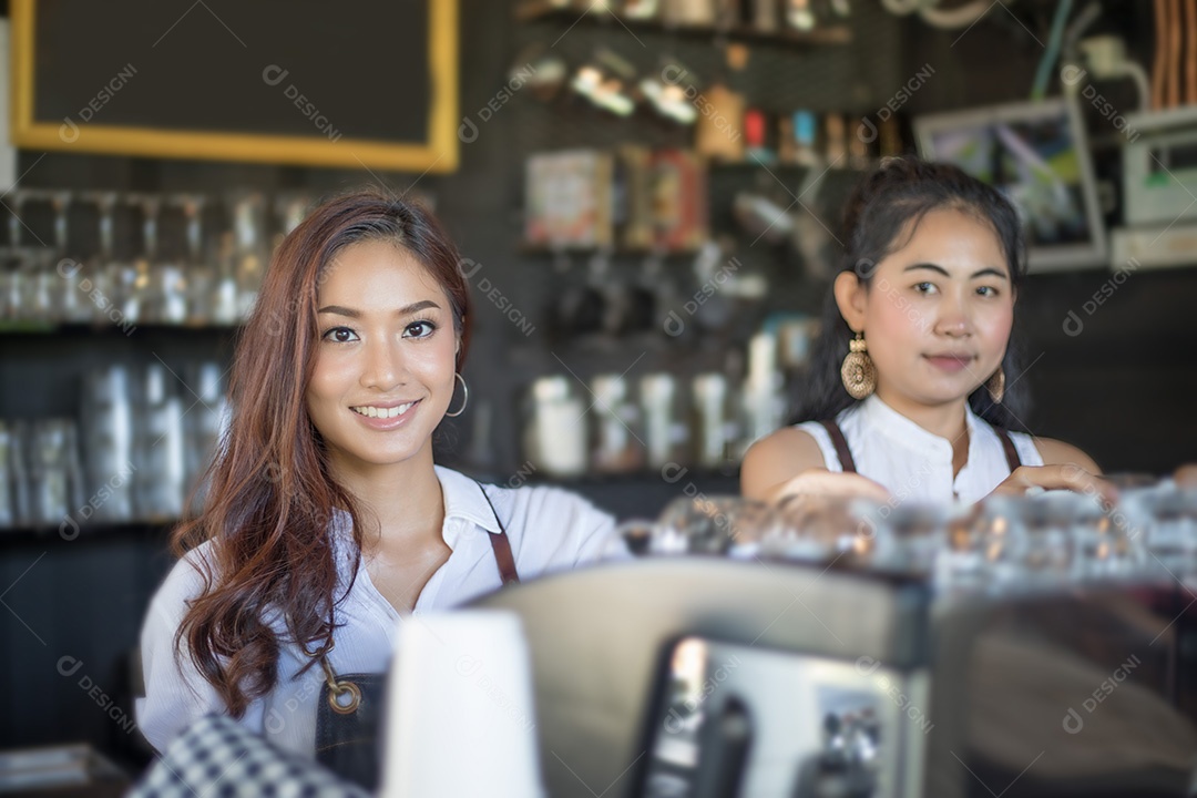 Mulheres asiáticas Barista sorrindo e usando máquina de café no balcão da cafeteria - Mulher trabalhadora