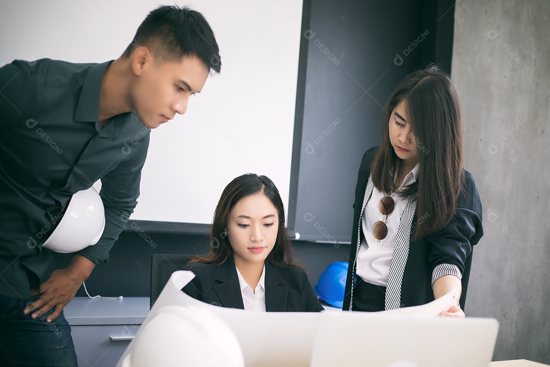 Engenheiros de mulheres e homens asiáticos discutindo projetos de negócios e sorrindo dentro de casa