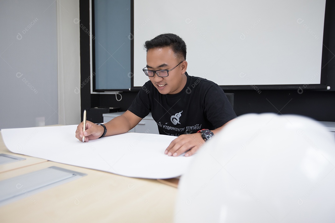 Engenheiro homens asiáticos olhando projetos de negócios e sorrindo dentro de casa