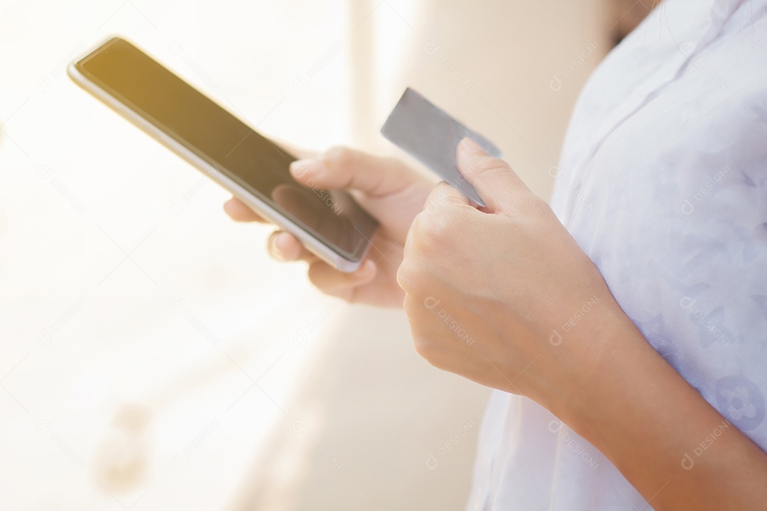 mulher asiática usando telefone e cartão de crédito compras on-line, foco seletivo disponível