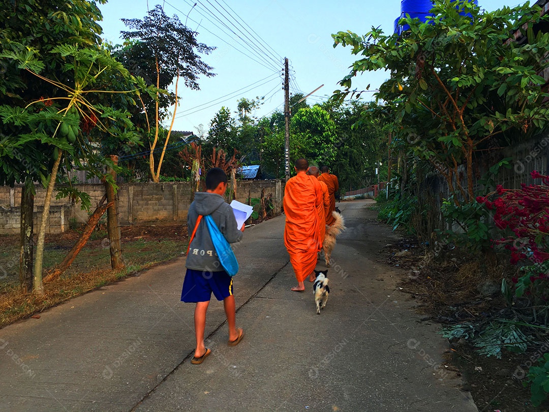 Pessoas jovens caminhando sobre ruas de cidade