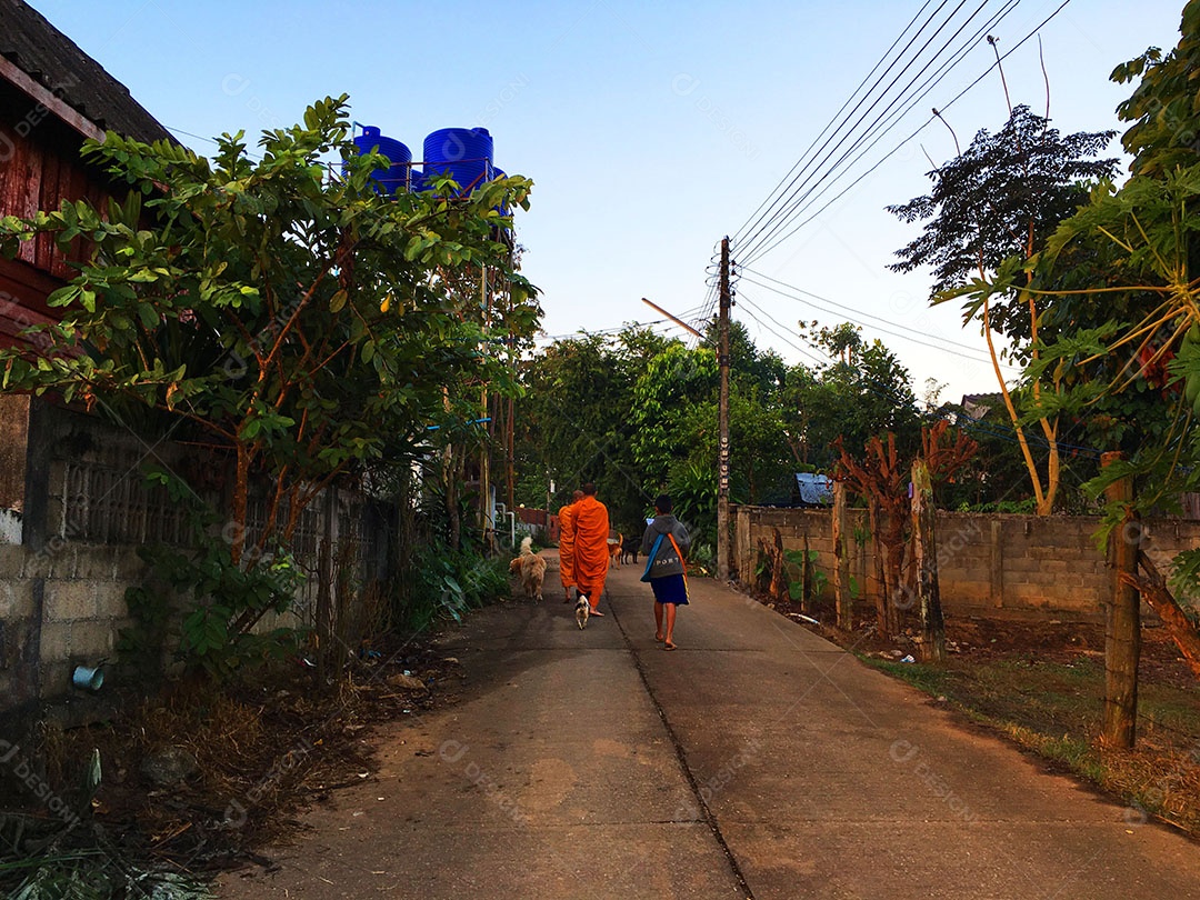 Pessoas jovens caminhando sobre ruas de cidade