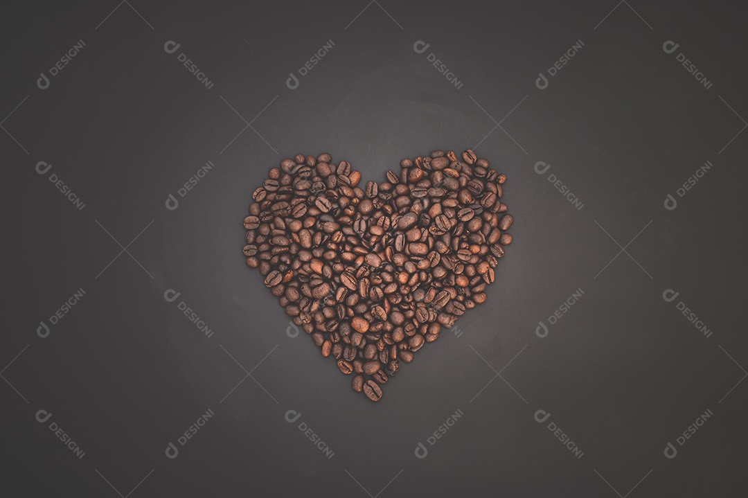 Adoro beber café, grãos de café alinham a palavra café