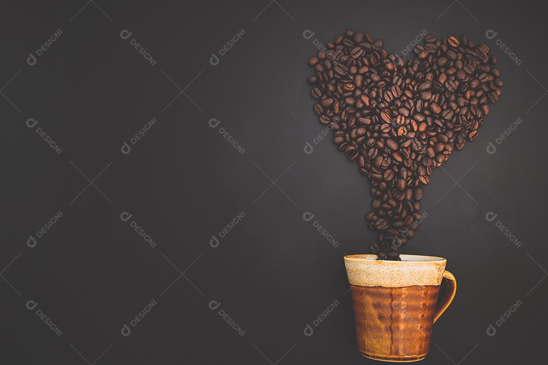 Conceito de amor ao café As canecas, os bulbos e os grãos de café