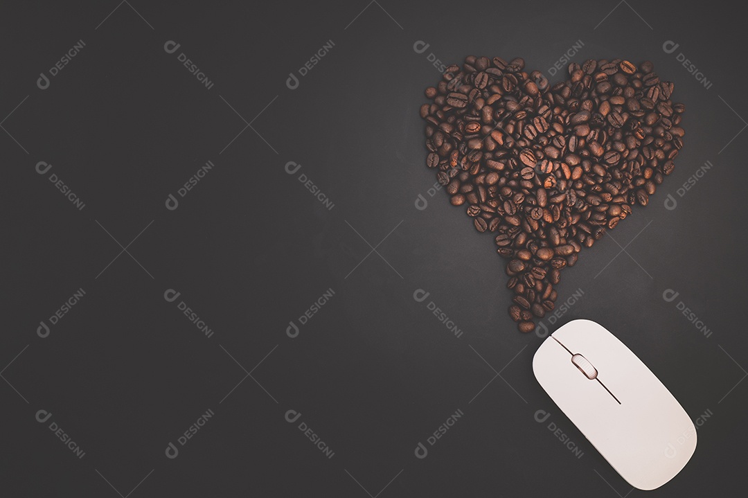 Conceito de amor de café O mouse do computador e os grãos de café