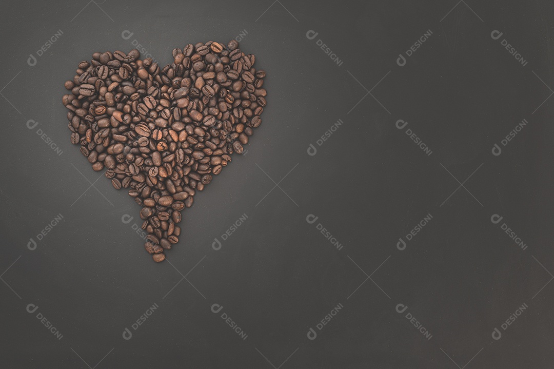 Adoro beber café, grãos de café alinham a palavra café