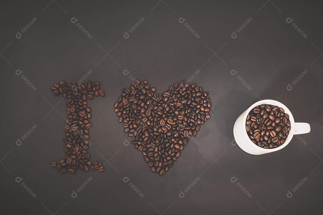 Adoro beber café, grãos de café alinham a palavra café