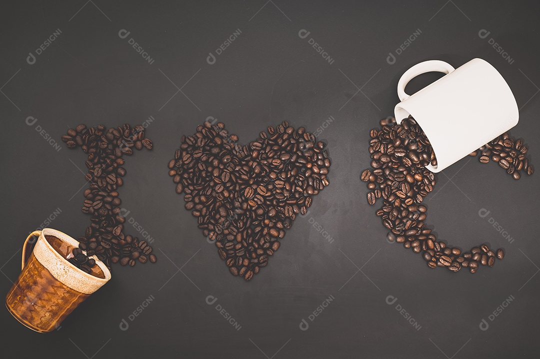 Adoro beber café, grãos de café alinham a palavra café