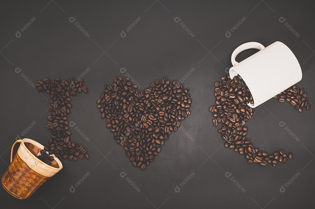 Adoro beber café, grãos de café alinham a palavra café