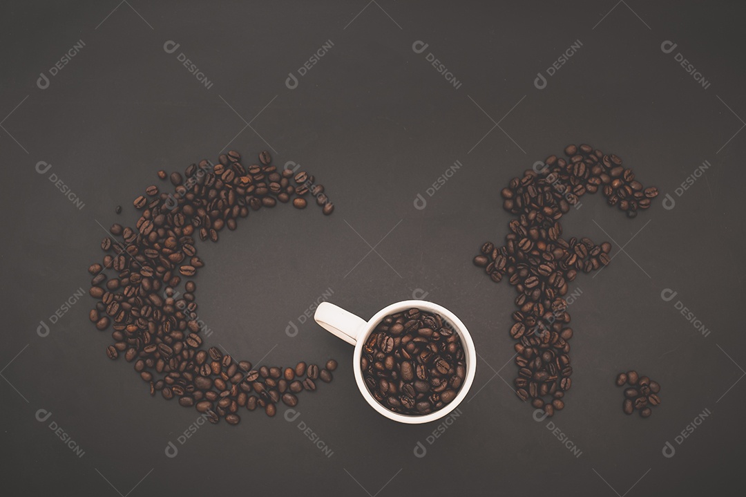 Adoro beber café, grãos de café alinham a palavra café