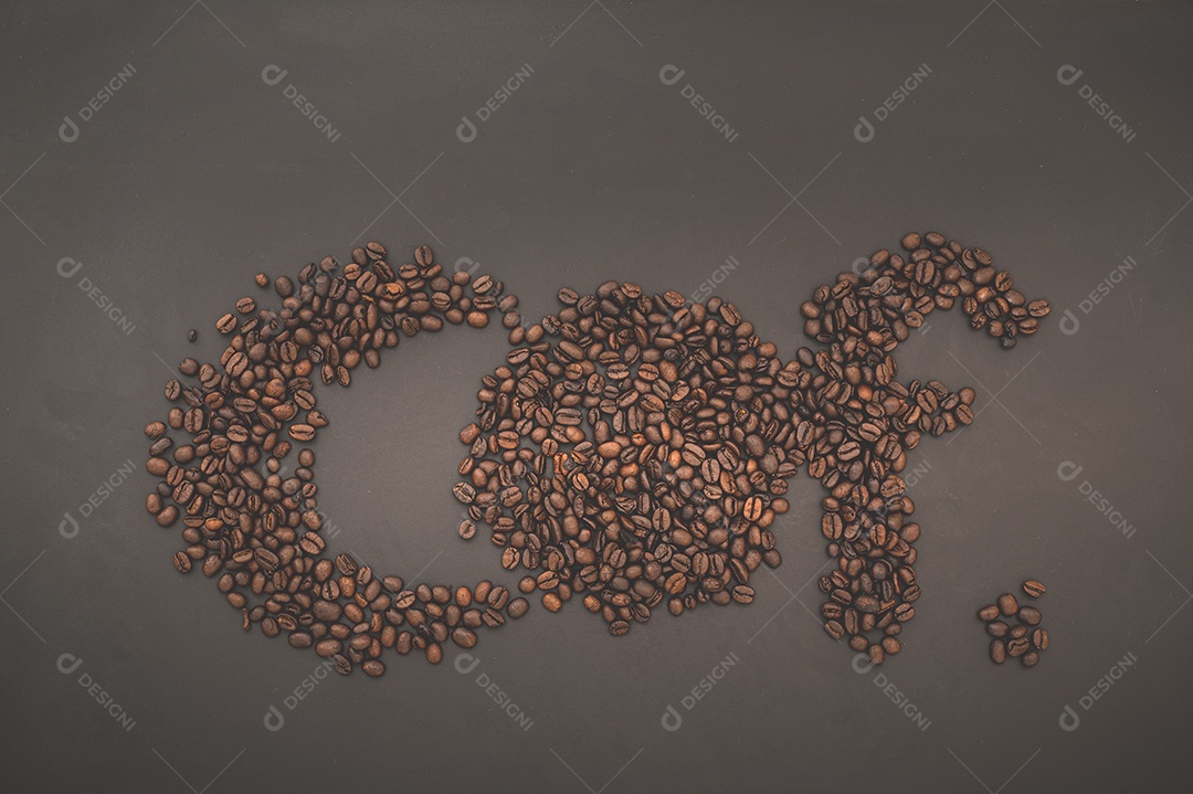 Adoro beber café, grãos de café alinham a palavra café