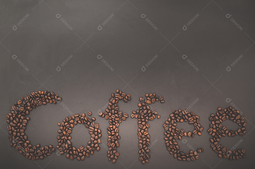 Adoro beber café, grãos de café alinham a palavra café