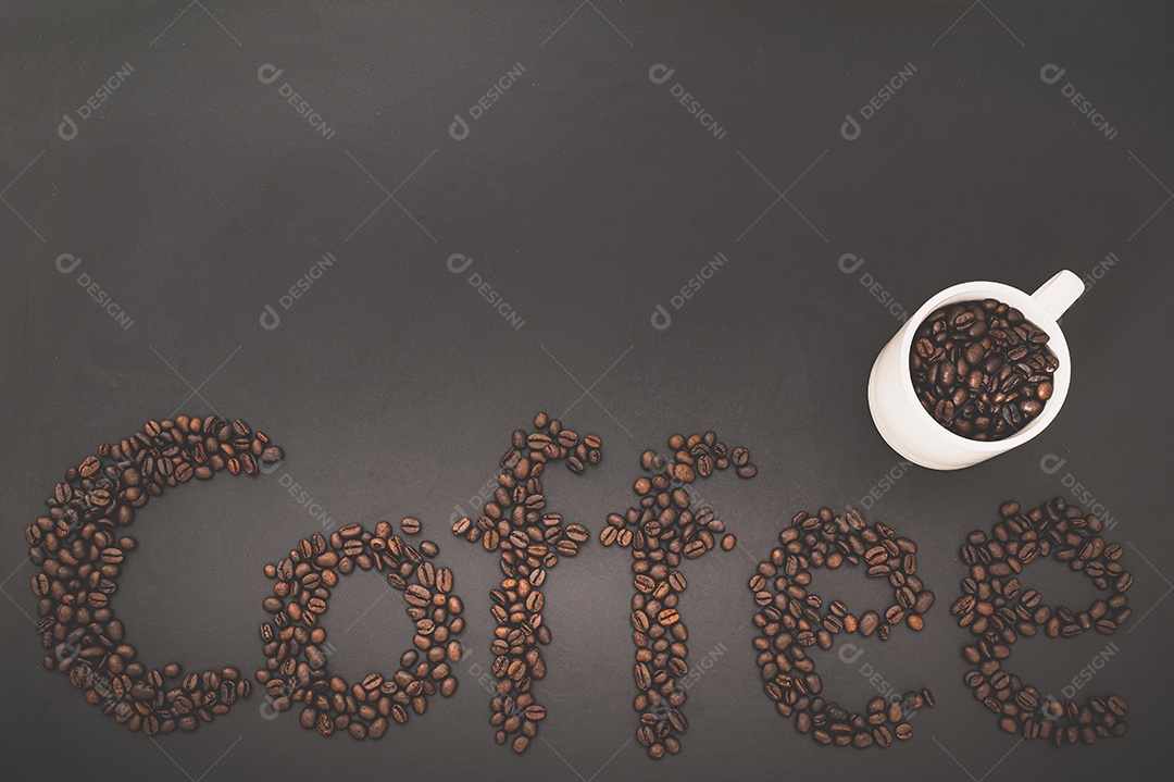 Adoro beber café, grãos de café alinham a palavra café