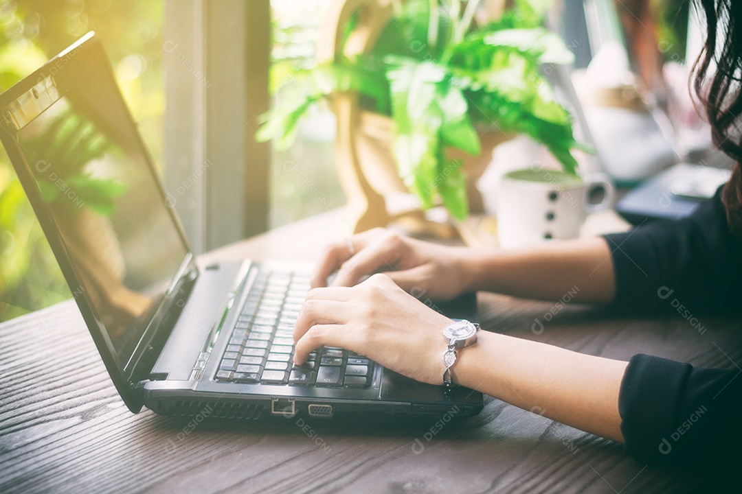Mulher de negócios asiáticos usando notebook para trabalhar, foco embaçado e suave