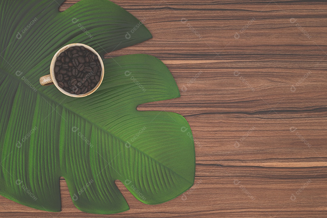 Caneca de café está na mesa