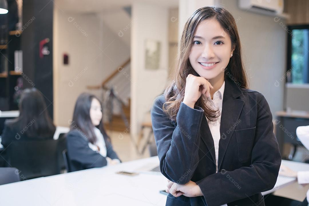 Mulher de negócios asiáticos e grupo usando notebook para reuniões e mulheres de negócios sorrindo felizes por trabalhar