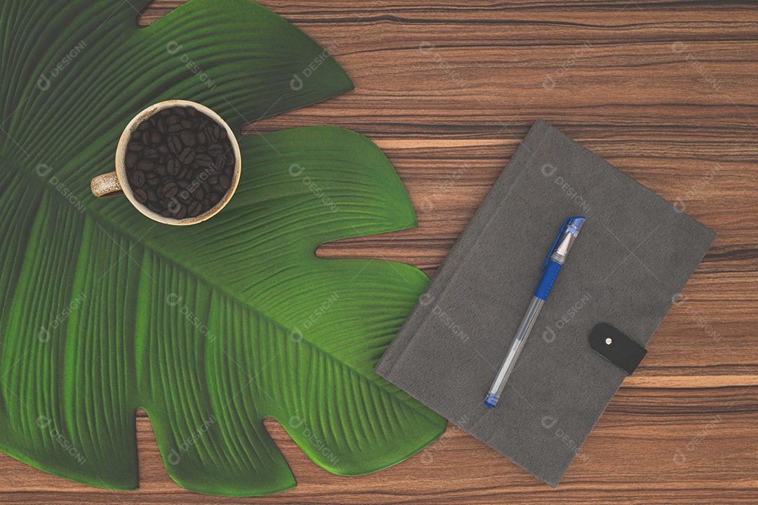 Caderno e caneca de café na mesa