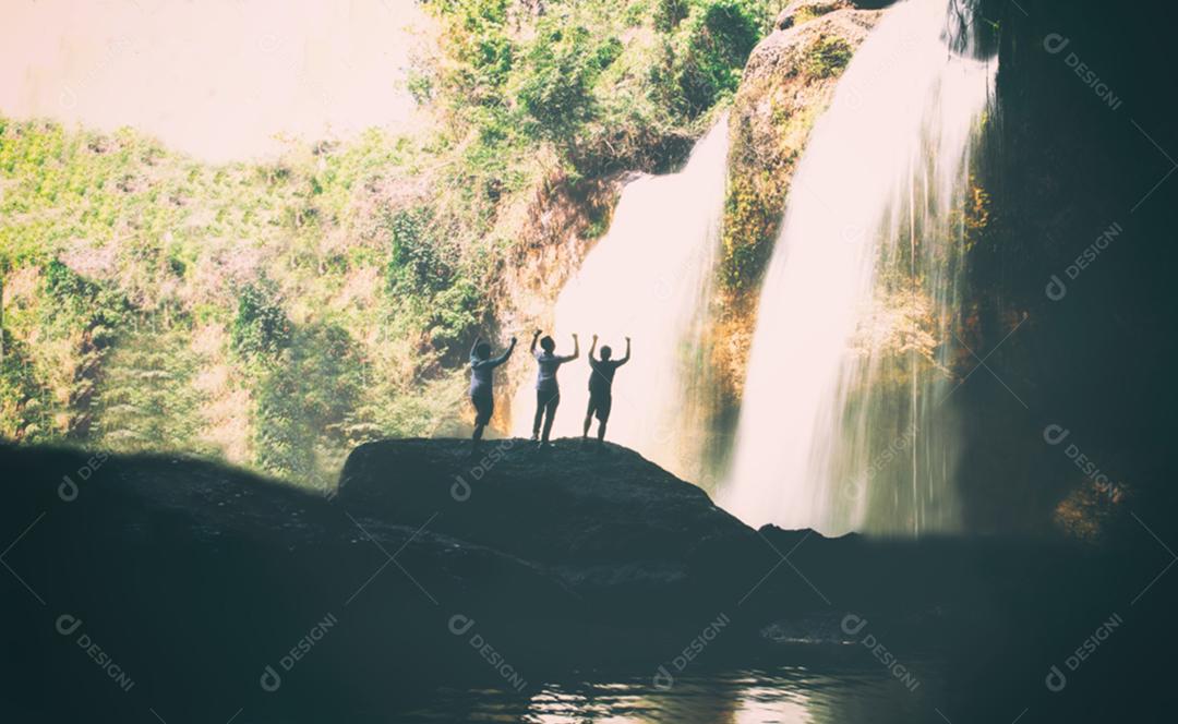 Desfocado de viajante em pé na cachoeira na floresta profunda no Parque Nacional Khao Yai, Tailândia