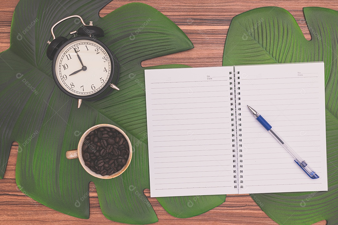 Cadernos e canecas de café na mesa