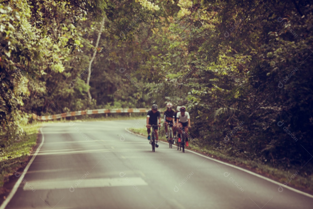 embaçada de homens asiáticos Ciclismo durante a corrida na estrada