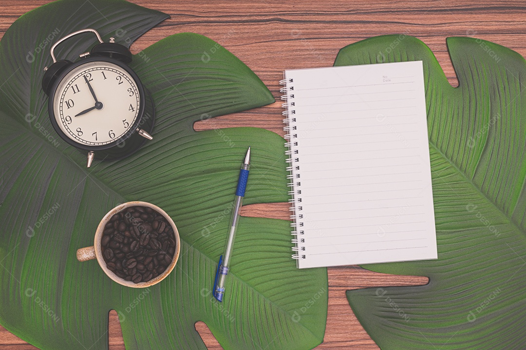 Cadernos e canecas de café na mesa