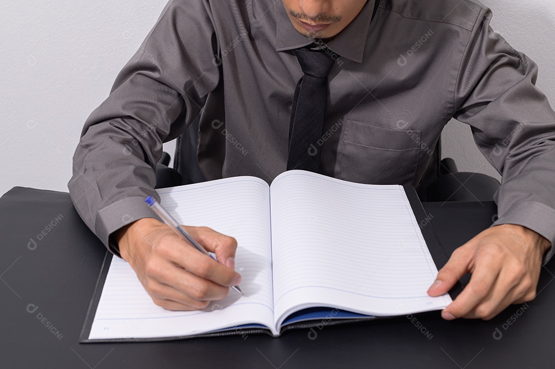 Pessoas de negócios trabalham em suas mesas