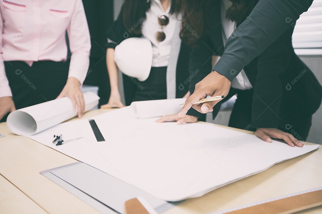 Empresários estão assinando contratos financeiros e colocando dinheiro na mesa.