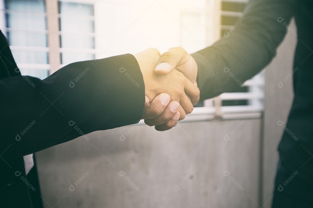 Dois negócios apertam seu acordo para assinar contrato, foco suave e embaçado