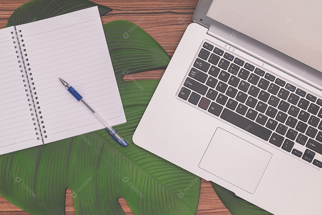 Notebook Cadernos e canecas de café na mesa